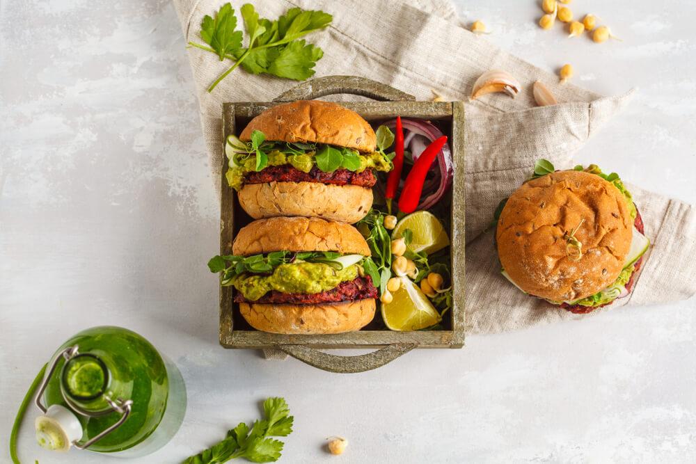 Hamburgers aux légumes et salade
