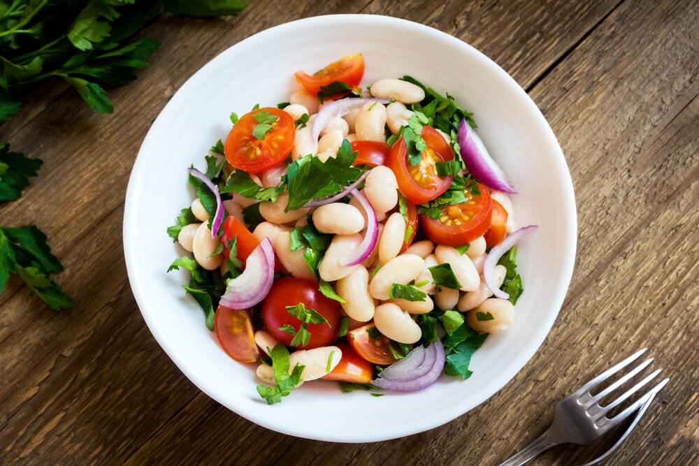 Salade de haricots blancs, tomates et herbes
