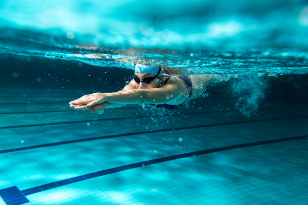 Natation : Pourquoi nager avec une planche et des palmes ?